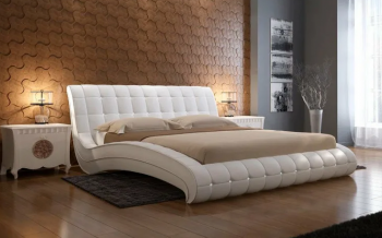 Двуспальные кровати в квартире в Заречном